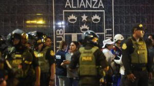Agentes policiales custodian las inmediaciones del Estadio Matute