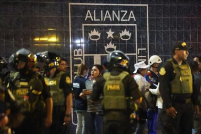 Agentes policiales custodian las inmediaciones del Estadio Matute