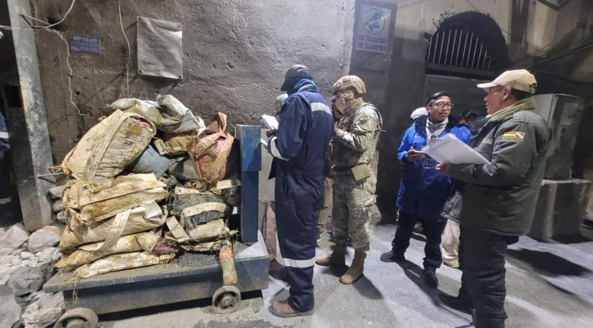 Se hace el pesaje del mineral