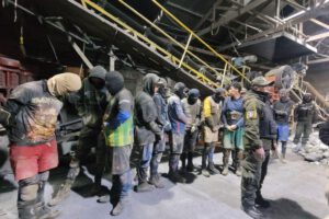 Se muestra a los ladrones de mineral en interiro mina