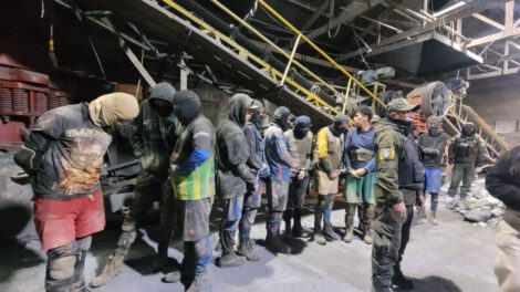 Se muestra a los ladrones de mineral en interiro mina