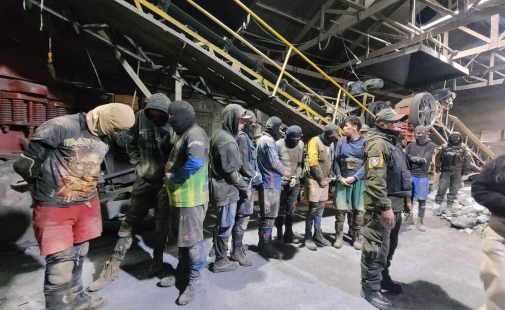 Se muestra a los ladrones de mineral en interiro mina