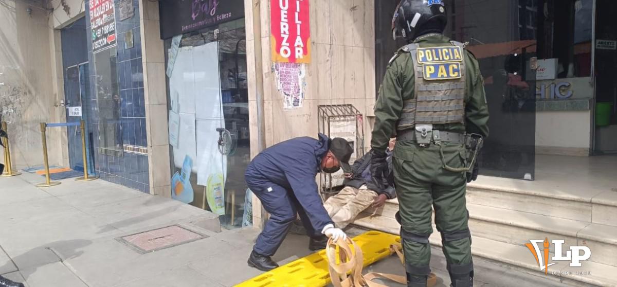 El hombre es recogido por personal de la Felcc