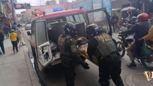 Policía realizan el levantamiento del cadaver