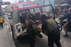 Policía realizan el levantamiento del cadaver