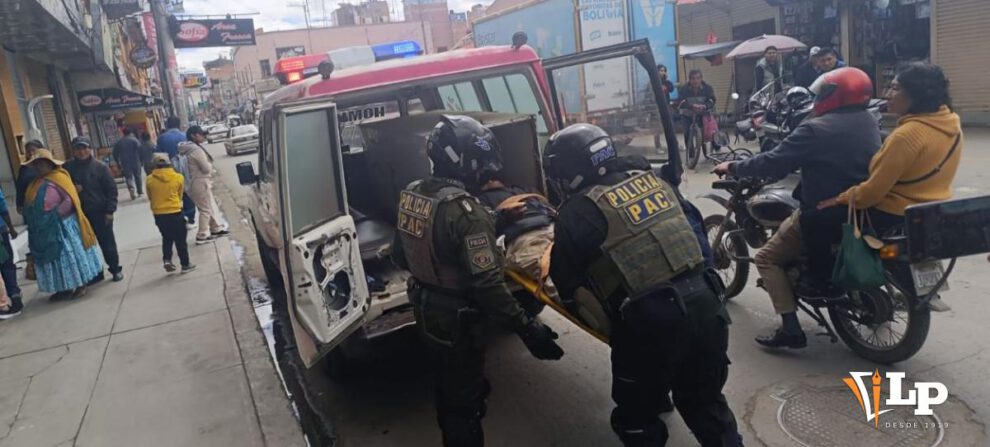 Policía realizan el levantamiento del cadaver