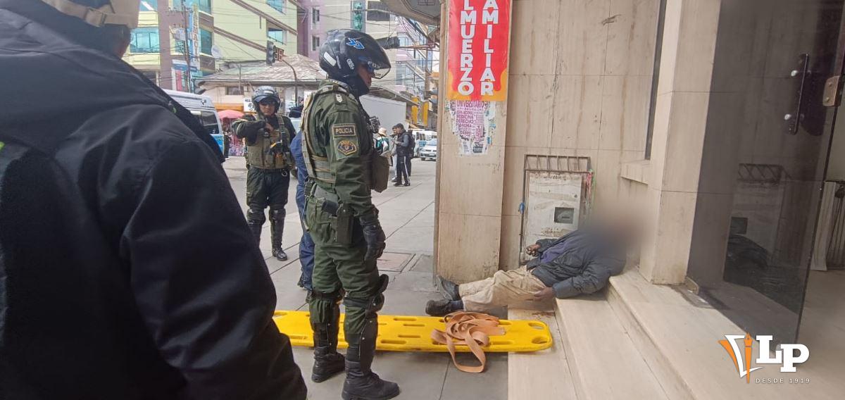 Policía verifica el cuerpo de la persona