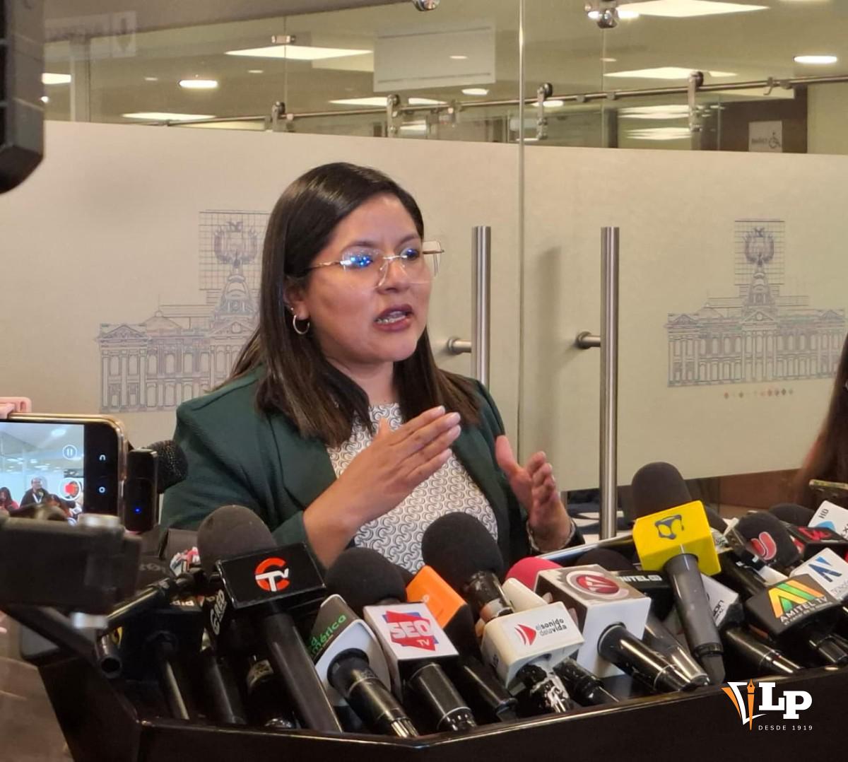 La diputada Claros en conferencia de prensa