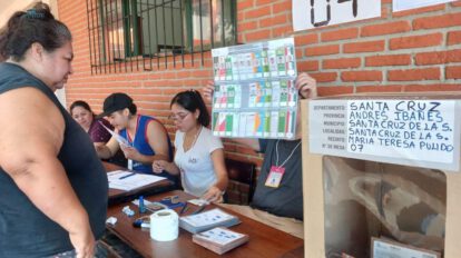 Mujer sufragando