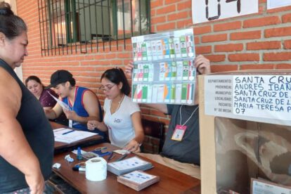 Mujer sufragando