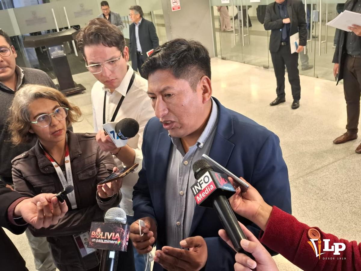 El diputado Huiza en conferencia de prensa