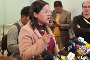 La diputada Lissa Claros en conferencia de prensa