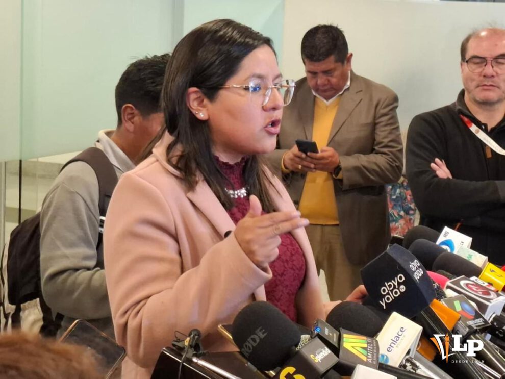 La diputada Lissa Claros en conferencia de prensa
