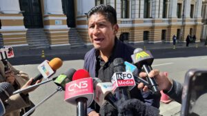 El ejecutivo de la Federación de Juntas Vecinales de La Paz, Roger Suntura, en conferencia de prensa