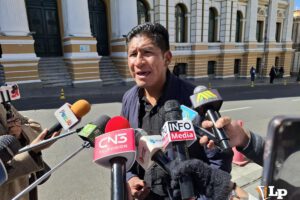 El ejecutivo de la Federación de Juntas Vecinales de La Paz, Roger Suntura, en conferencia de prensa