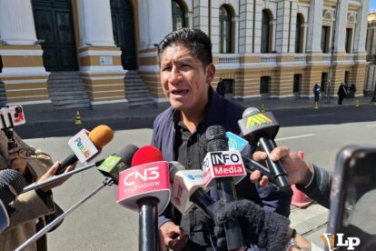El ejecutivo de la Federación de Juntas Vecinales de La Paz, Roger Suntura, en conferencia de prensa
