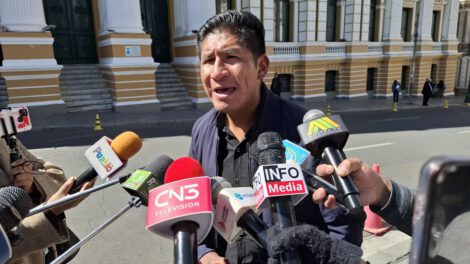 El ejecutivo de la Federación de Juntas Vecinales de La Paz, Roger Suntura, en conferencia de prensa