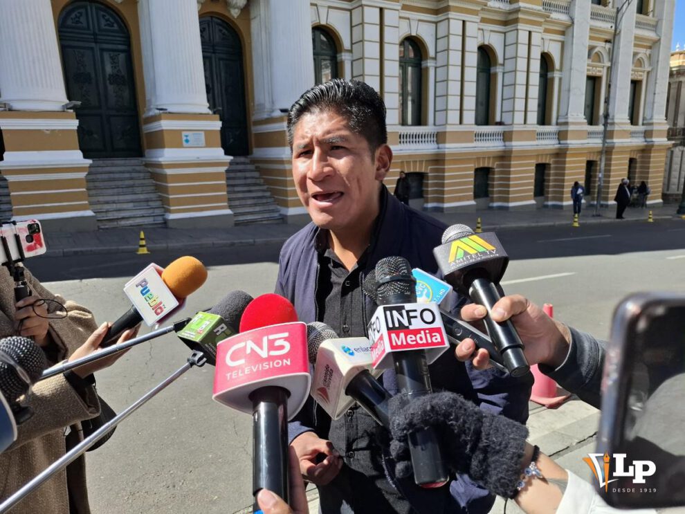 El ejecutivo de la Federación de Juntas Vecinales de La Paz, Roger Suntura, en conferencia de prensa