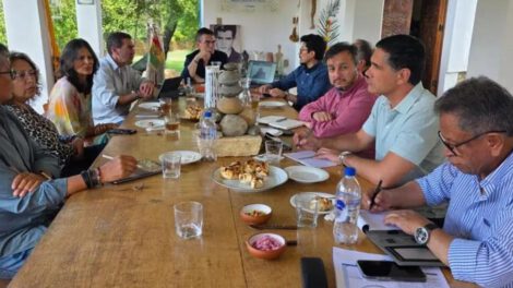 Rodrigo Paz coordina reunión con su gabinete en Tarija