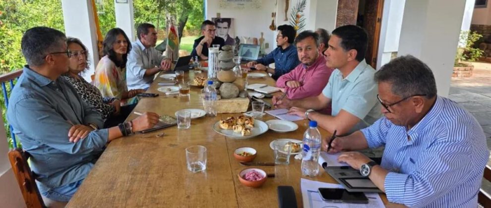 Rodrigo Paz coordina reunión con su gabinete en Tarija