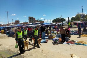 policías con sus canes en Oruro