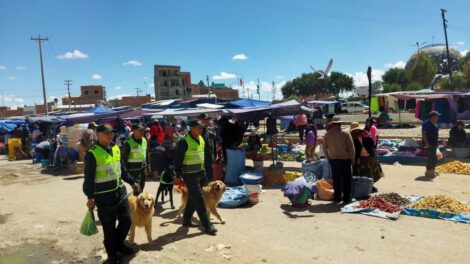 policías con sus canes en Oruro