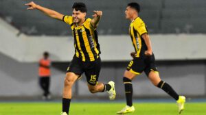 División Profesional, FC Universitario vs. The Strongest, Paratido jugado en el estadio Félix Capriles