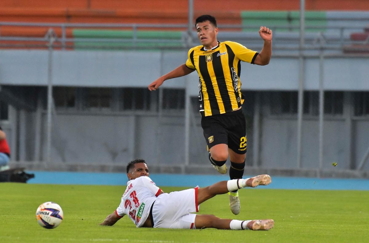 División Profesional, FC Universitario vs. The Strongest, Paratido jugado en el estadio Félix Capriles