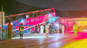 Bus y camion chocados