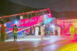 Bus y camion chocados