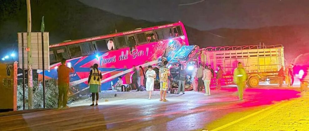 Bus y camion chocados