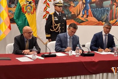 El Presidente Rodrigo Paz junto a ministros de Estado