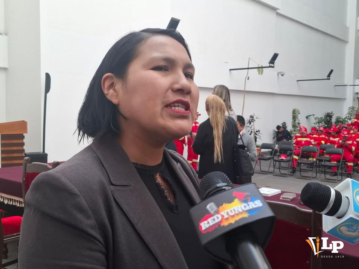 La senadora Pachacute en conferencia de prensa