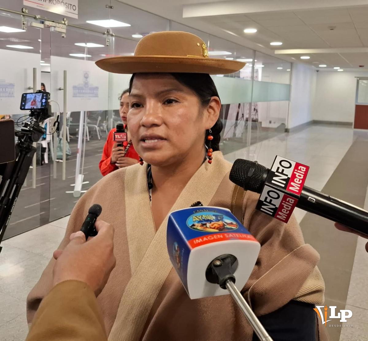 La senadora Crispín en conferencia de prensa