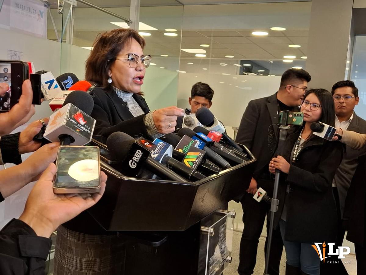 La diputada Góngora en conferencia de prensa