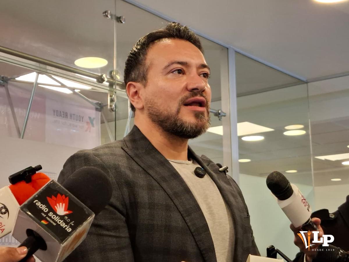 El diputado Reyes en conferencia de prensa