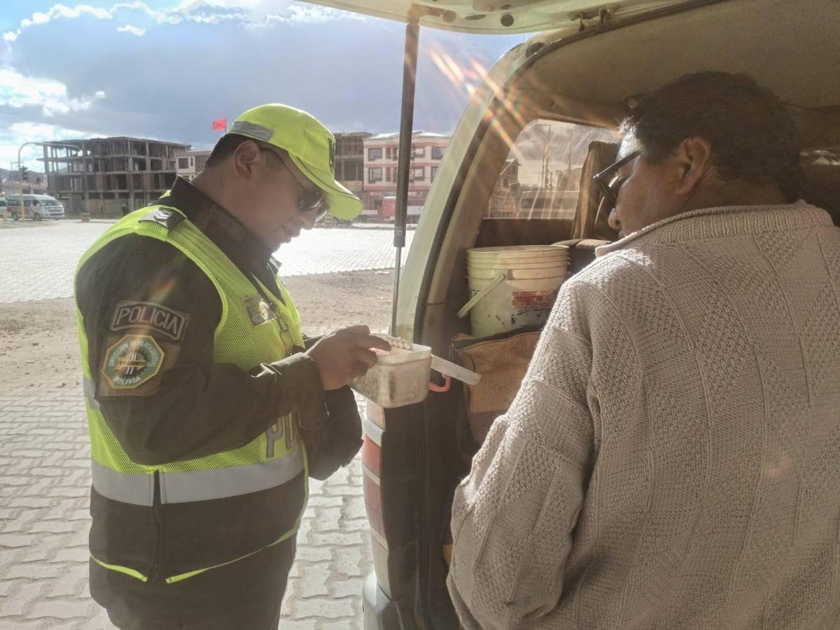 Un conductor muestra los elementos de primeros auxilios que porta