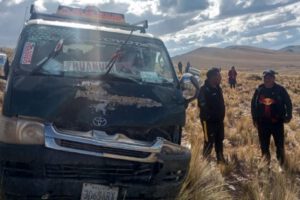 Se muestra al minibús con las averías