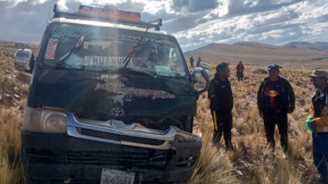 Se muestra al minibús con las averías