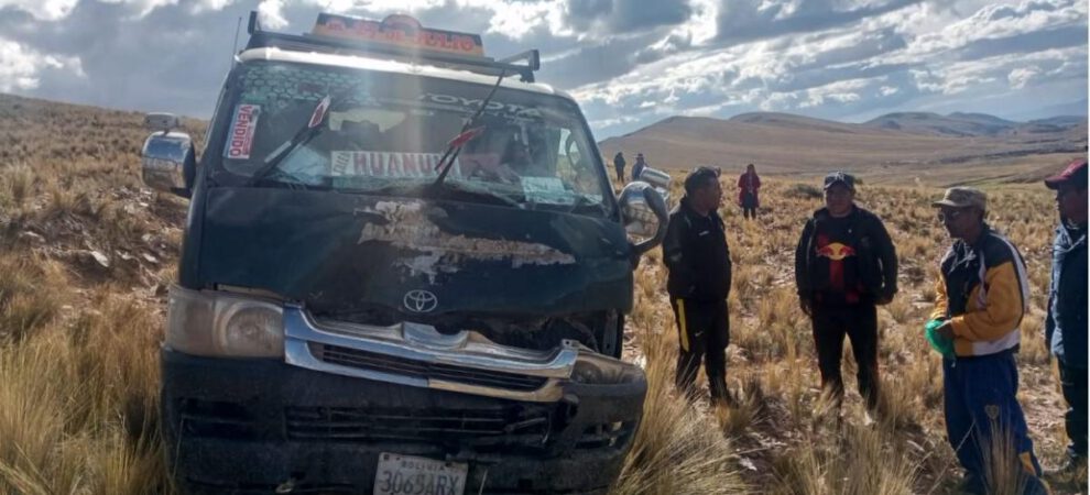 Se muestra al minibús con las averías