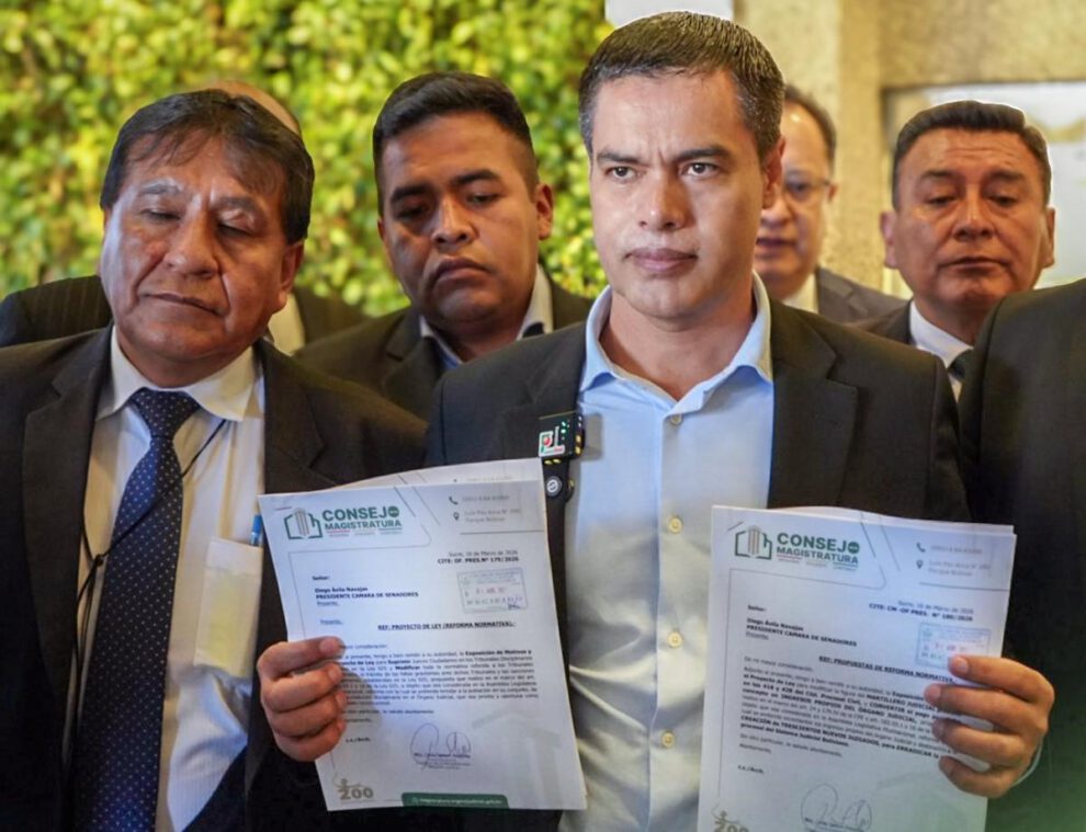 Presidente del Consejo de la Magistratura, Dr. Carlos Spencer Arancibia, presentó dos proyectos de ley