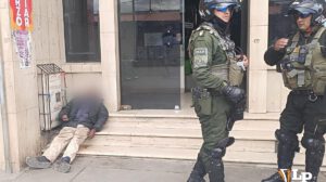 La Policía realiza el levantamiento del cadáver