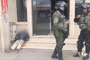 La Policía realiza el levantamiento del cadáver