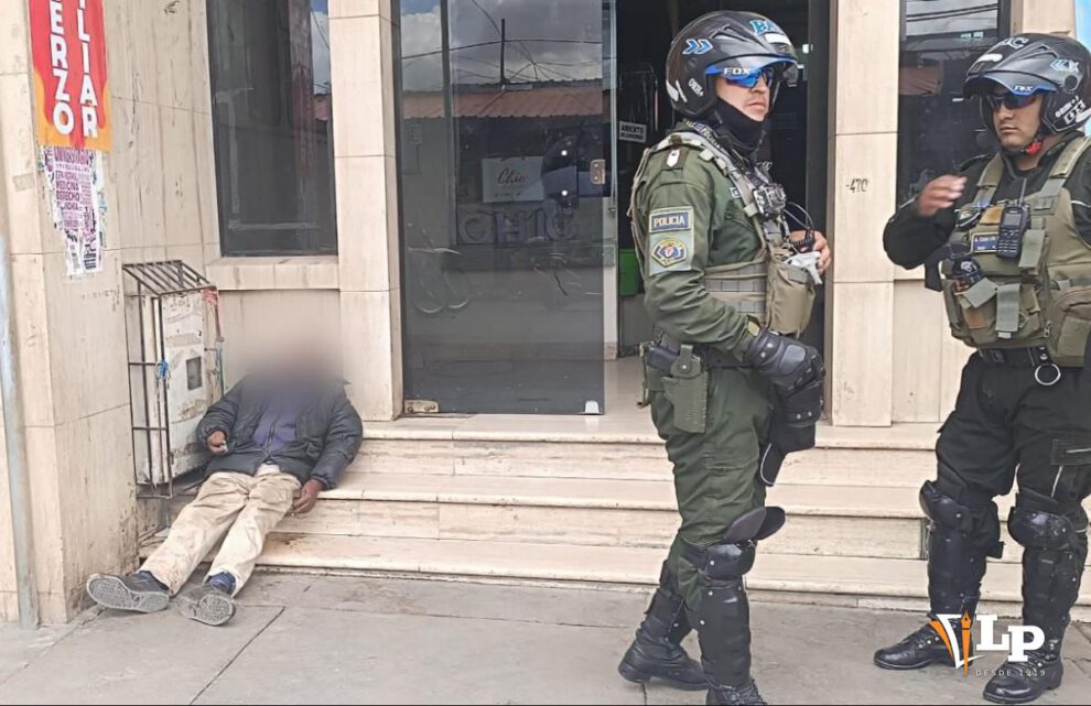 La Policía realiza el levantamiento del cadáver