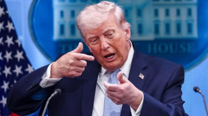 Donald Trump gesticula mientras responde a una pregunta de los medios durante una rueda de prensa sobre Irán