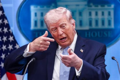 Donald Trump gesticula mientras responde a una pregunta de los medios durante una rueda de prensa sobre Irán