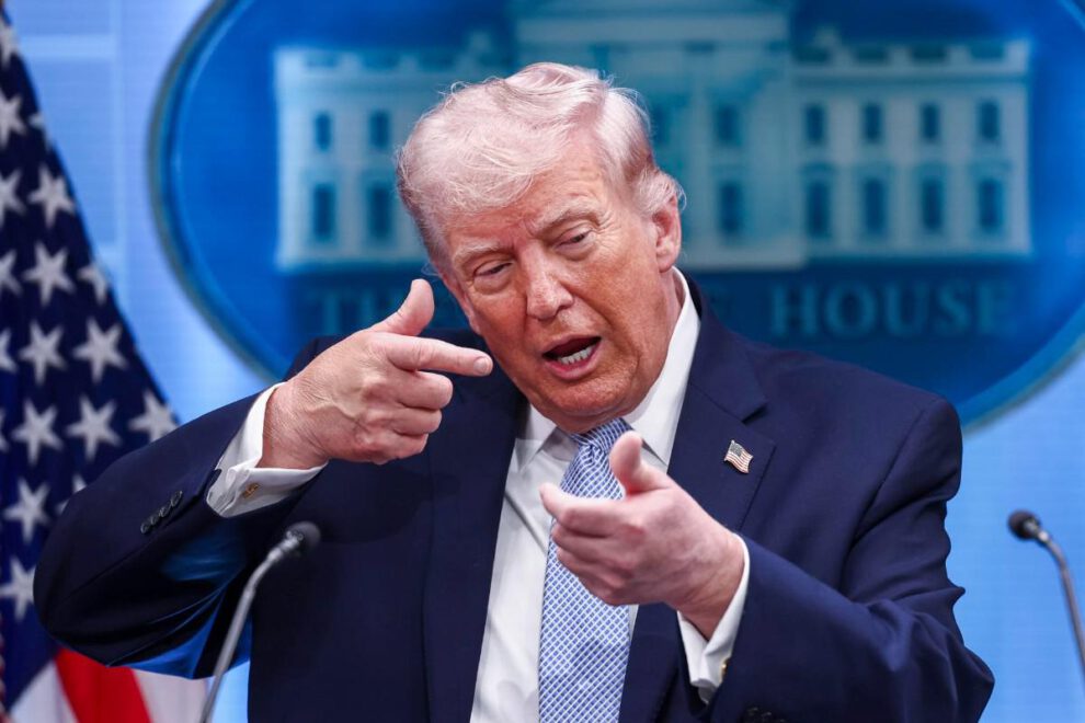 Donald Trump gesticula mientras responde a una pregunta de los medios durante una rueda de prensa sobre Irán