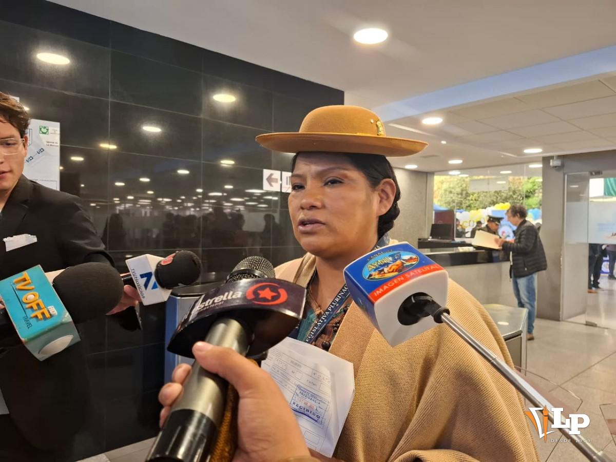 La senadora Crispín en conferencia de prensa