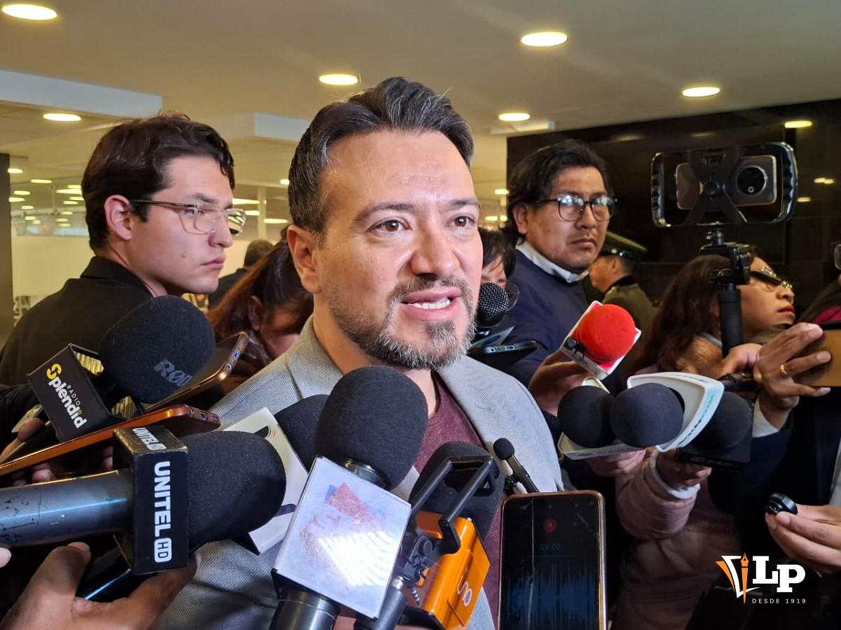 El diputado Reyes en conferencia de prensa