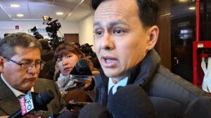 El diputado Bastian Giesse en conferencia de prensa